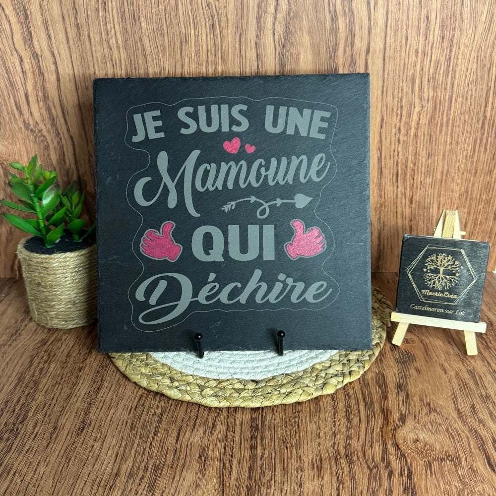 Ardoise 25x25 gravée et peinte – Mamoune qui Déchire