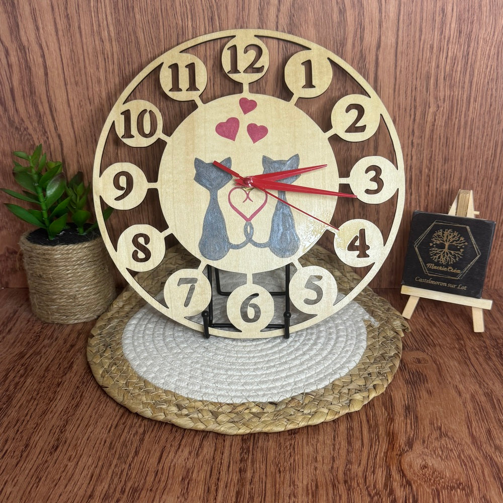 Horloge en Bois Gravée – Chats Amoureux