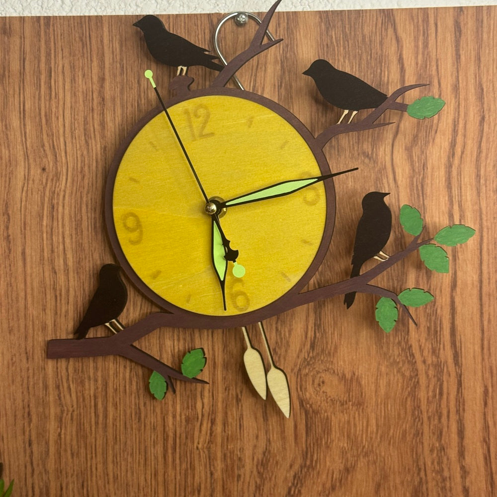 Horloge Murale en Bois Gravée – Oiseaux sur Branches