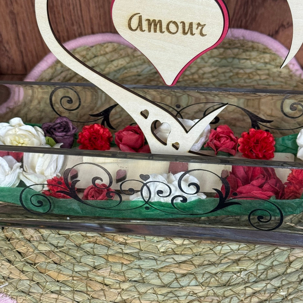 Vase en verre gravé – Décoration bois tilleul cœur "Amour" & guirlande lumineuse