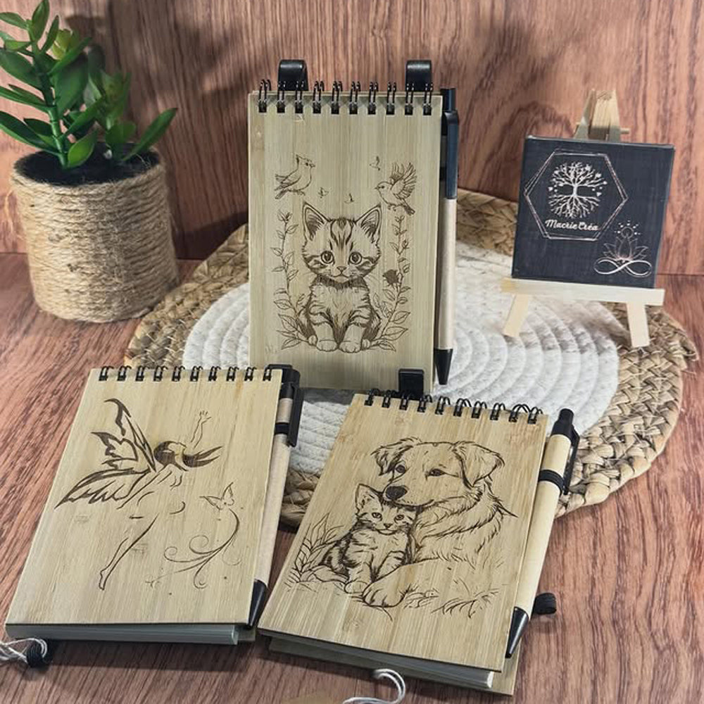 Planche en bois gravée au laser avec prénom et motifs floraux