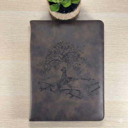 Carnet A5 simili-cuir gravé – Arbre de Vie et Livre