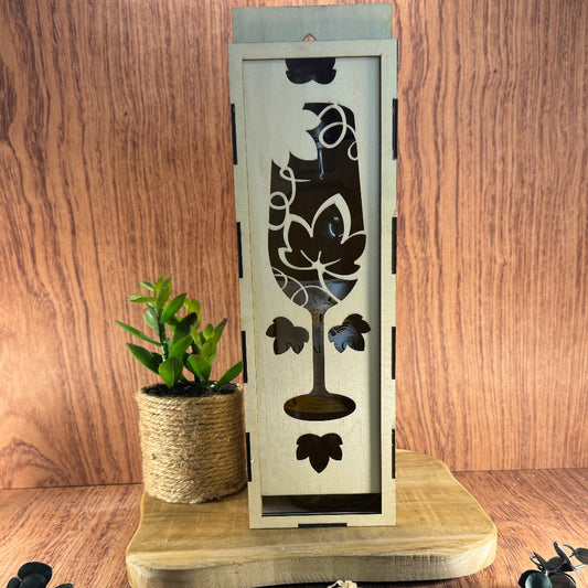 Coffret bouteille en bois découpé au laser – Verre et feuilles de vigne