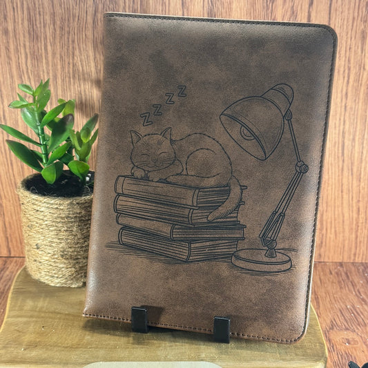 Carnet A5 simili-cuir gravé – Chat endormi sur des livres