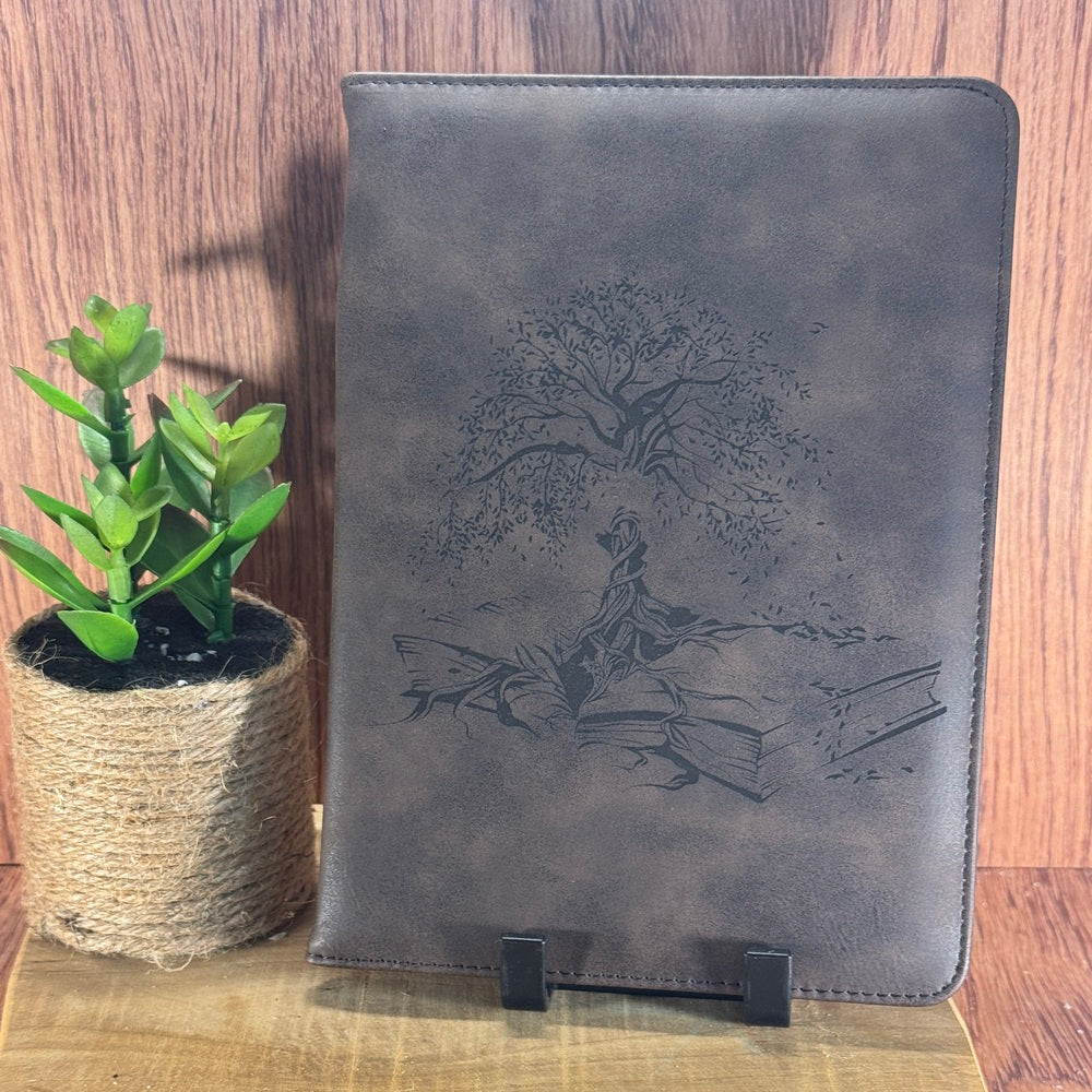 Carnet A5 simili-cuir gravé – Arbre de Vie et Livre
