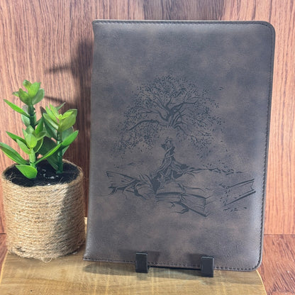 Carnet A5 simili-cuir gravé – Arbre de Vie et Livre
