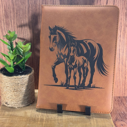 Carnet A5 simili-cuir gravé – Jument et son poulain