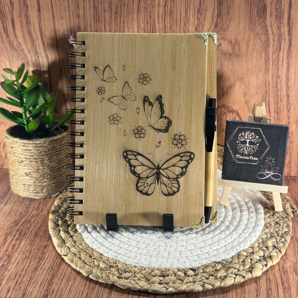 Carnet A5 à spirale en bambou gravé – Papillons et fleurs