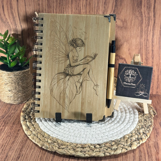 Carnet A5 à spirale en bambou gravé – Fée liseuse