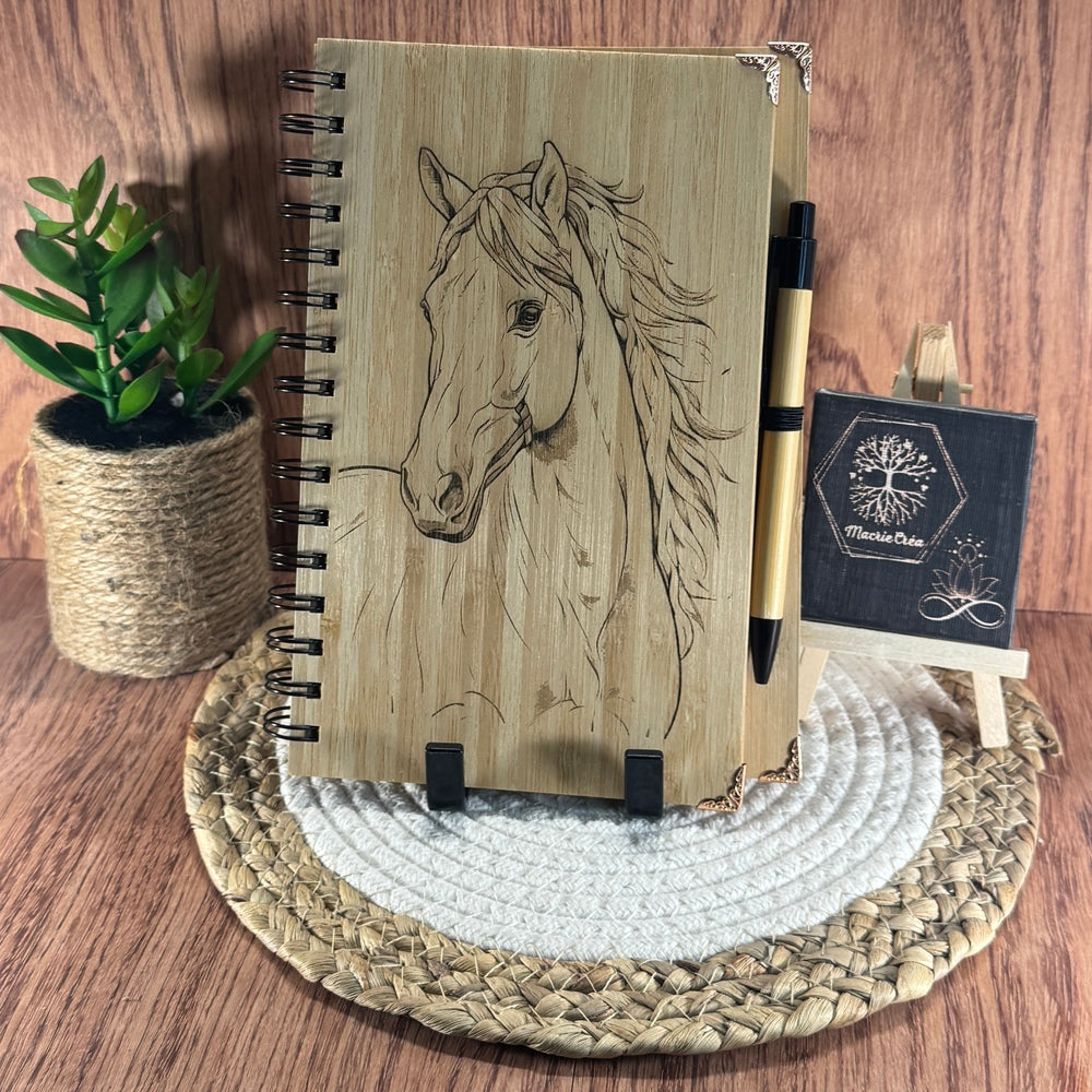 Carnet A5 à spirale en bambou gravé – Portrait de cheval