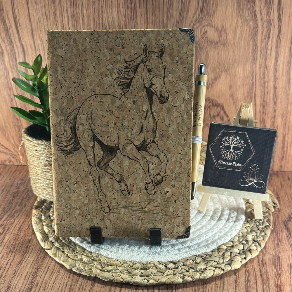 Carnet A5 en liège gravé – Cheval au galop