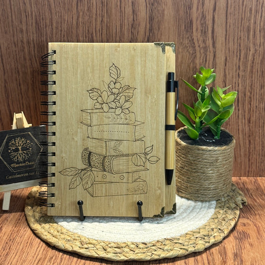Carnet en bambou gravé – Pile de livres fleurie