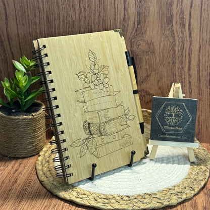 Carnet en bambou gravé – Pile de livres fleurie