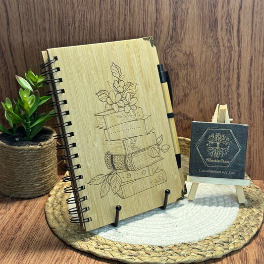 Carnet en bambou gravé – Pile de livres fleurie