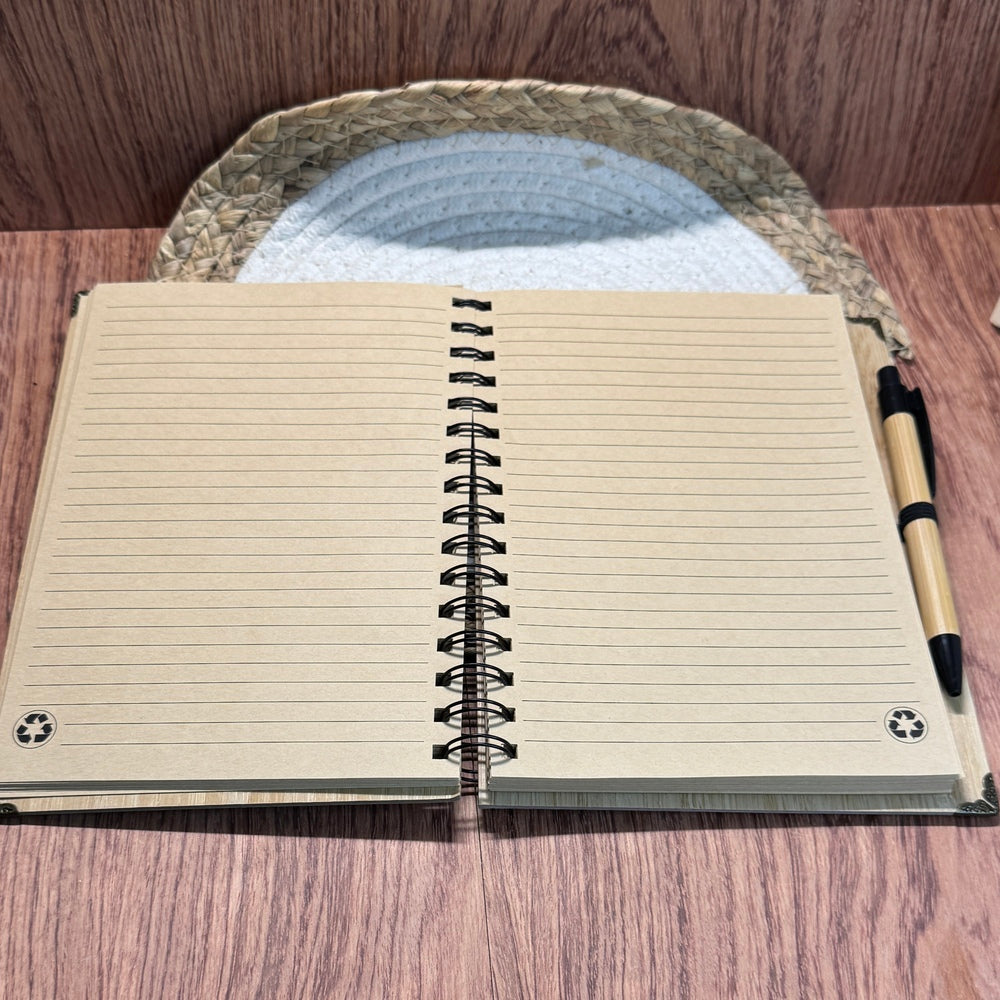 Carnet en bambou gravé – Pile de livres fleurie