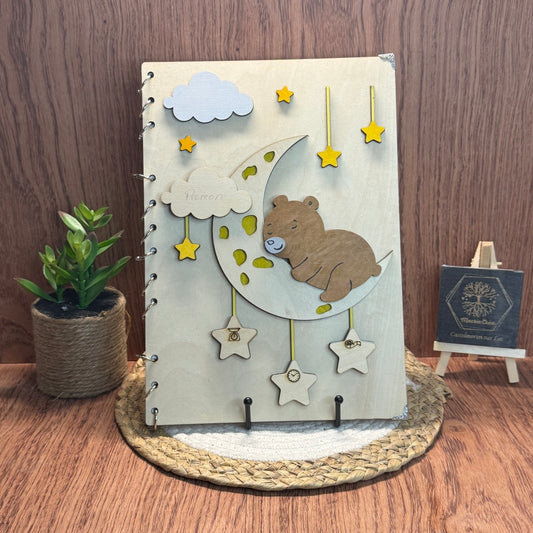 Album de naissance personnalisé en bois – Ourson sur la lune