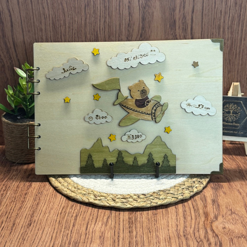 Album de naissance personnalisé en bois – Ourson aviateur dans les nuages