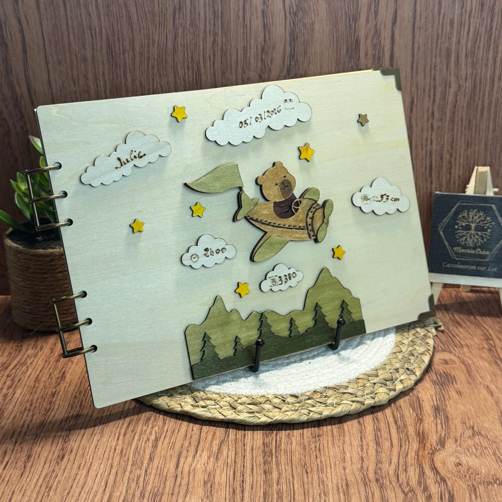 Album de naissance personnalisé en bois – Ourson aviateur dans les nuages