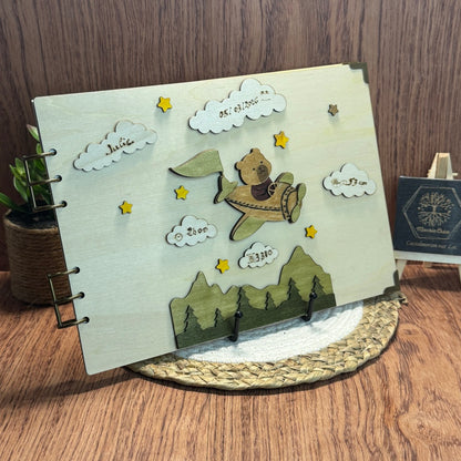 Album de naissance personnalisé en bois – Ourson aviateur dans les nuages