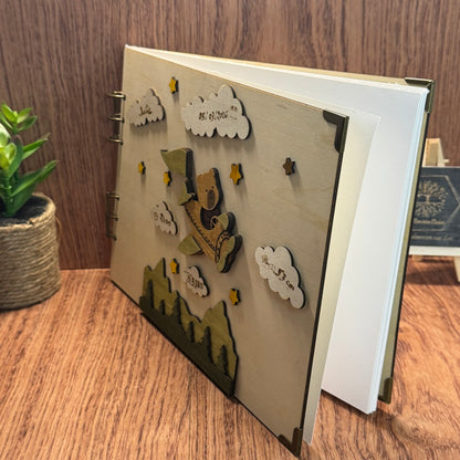 Album de naissance personnalisé en bois – Ourson aviateur dans les nuages
