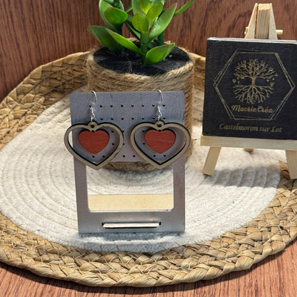Boucles d’oreilles en bois découpé laser – Cœur bicolore (insert rouge)