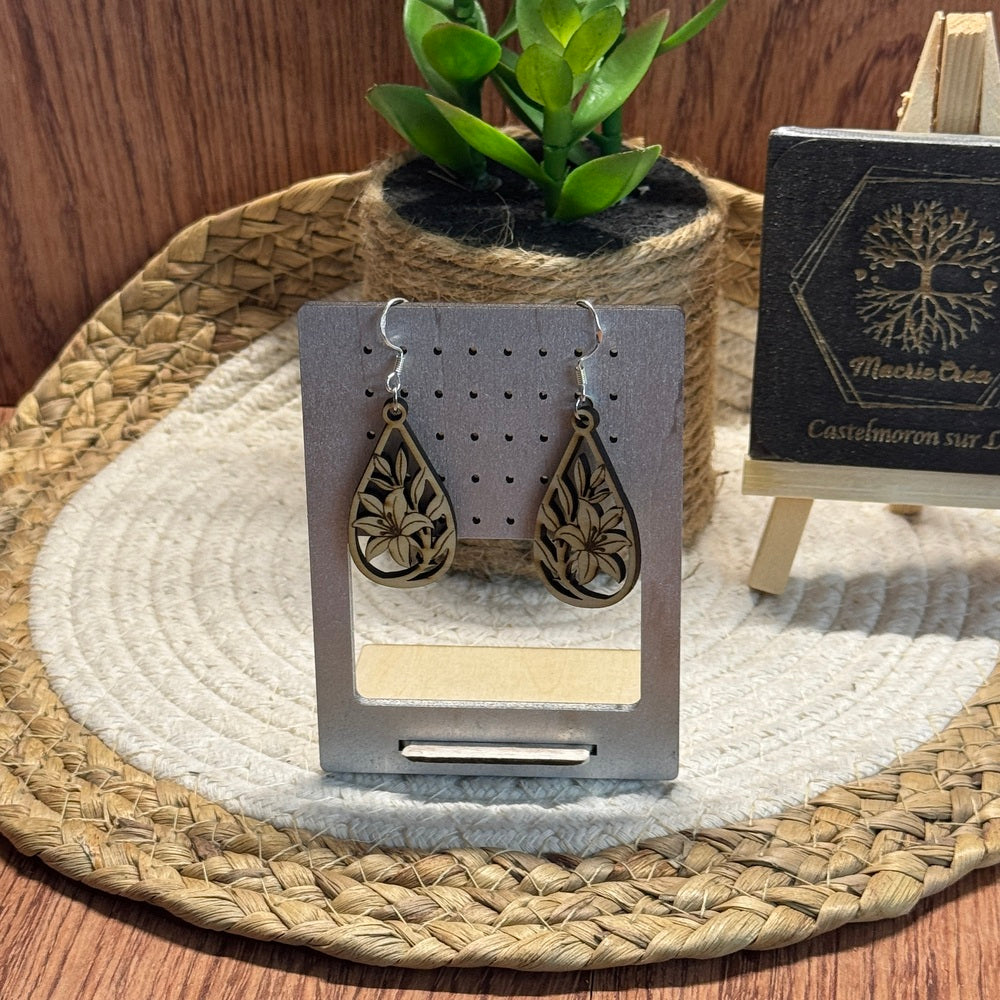 Boucles d’oreilles en bois gravé laser – Goutte & lys