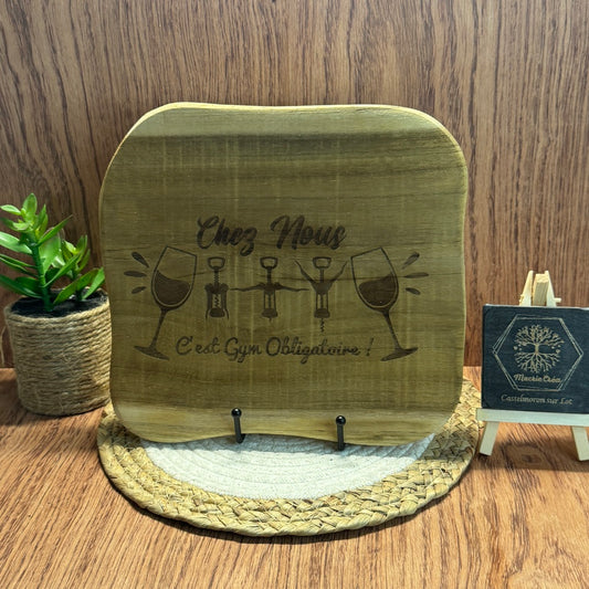 Planche Apéro en Teck Gravée Laser – « Chez Nous c’est Gym Obligatoire »