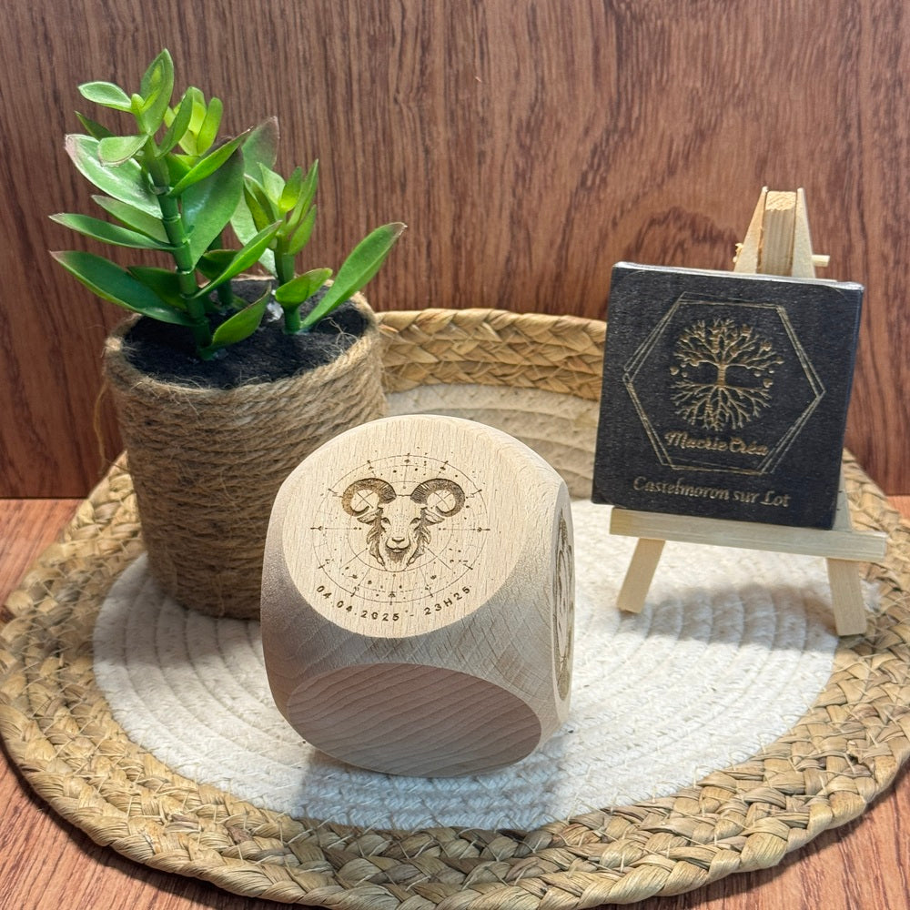 Cube Naissance en Bois Gravé – 5 Faces Personnalisées