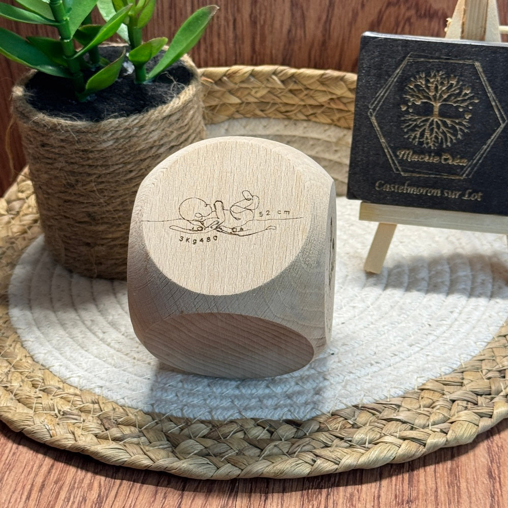Cube Naissance en Bois Gravé – 5 Faces Personnalisées