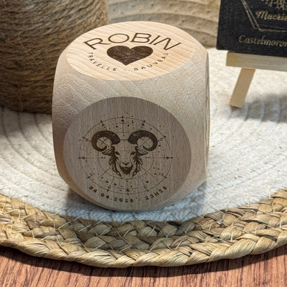 Cube Naissance en Bois Gravé – 5 Faces Personnalisées
