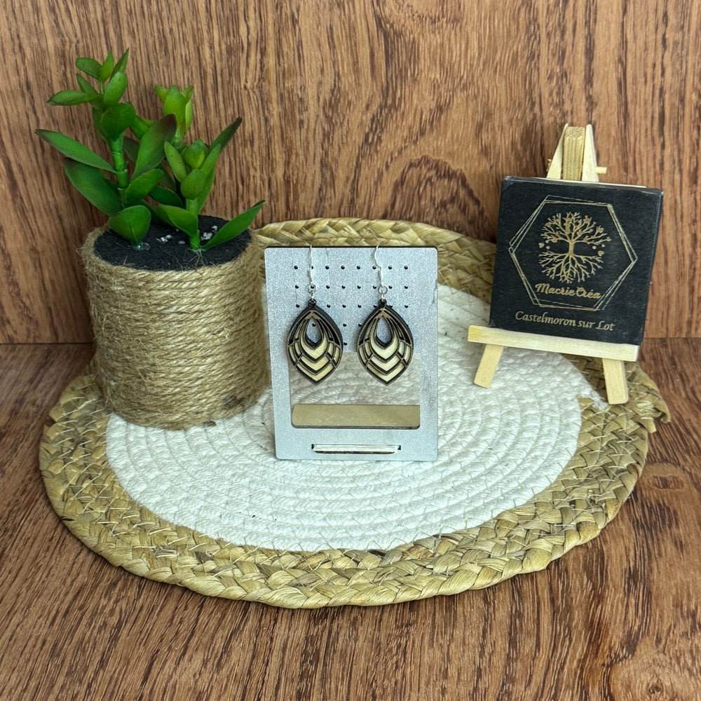 Boucles d’Oreilles en Bois Gravé – Goutte Géométrique Chevrons