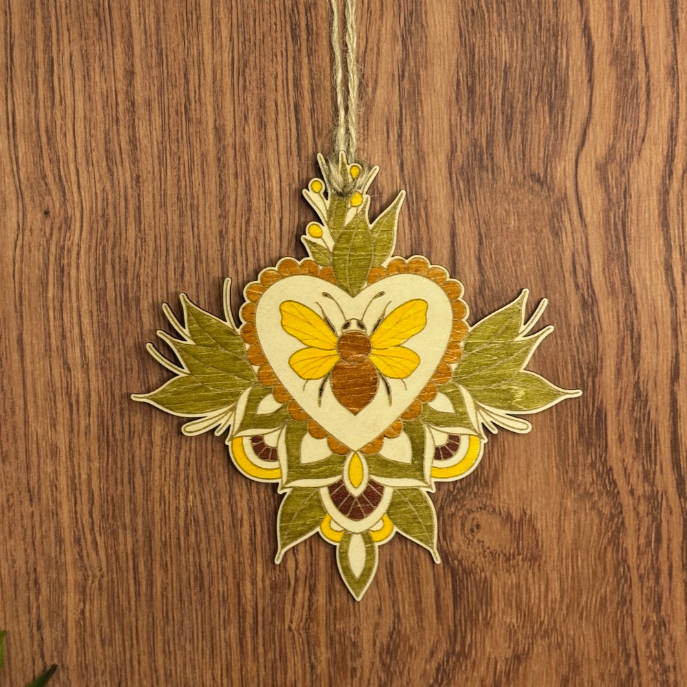 Ex-Voto Cœur Abeille en Bois de Tilleul Gravé – Vert & Or