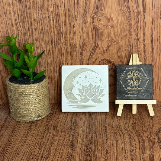 Plaque Carrée Gravée – Lune & Lotus – Effet Marbre Blanc