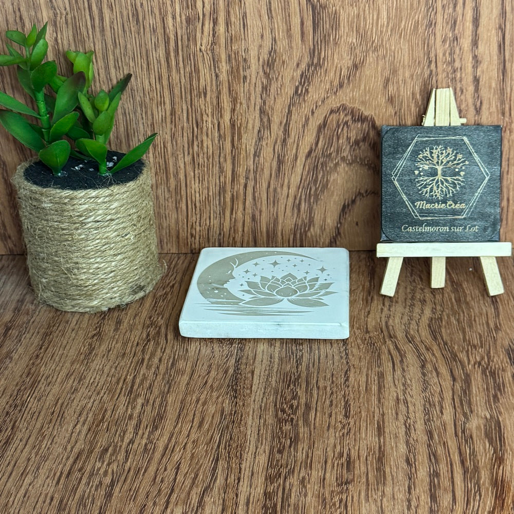 Plaque Carrée Gravée – Lune & Lotus – Effet Marbre Blanc