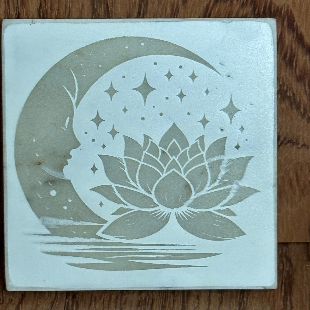 Plaque Carrée Gravée – Lune & Lotus – Effet Marbre Blanc