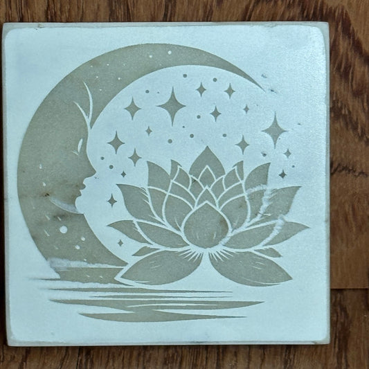 Plaque Carrée Gravée – Lune & Lotus – Effet Marbre Blanc