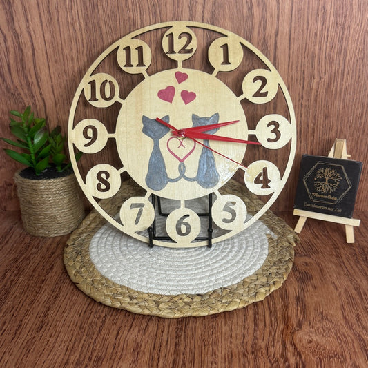 Horloge en Bois Gravée – Chats Amoureux