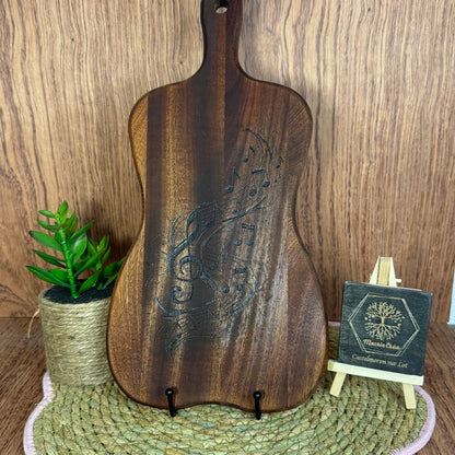 Planche apéro guitare en acacia gravée – Notes de musique