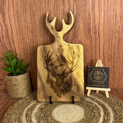 Planche en bois d'acacia avec manche sculpté en bois de cerf et gravure laser détaillée d'un cerf dans la montagne