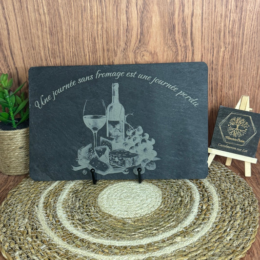 Ardoise gravée laser – Une journée sans fromage est une journée perdue – 18x28 cm