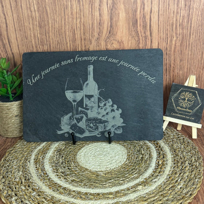 Ardoise naturelle gravée laser 18x28 cm – Une journée sans fromage est une journée perdue avec illustration vin fromages et raisins