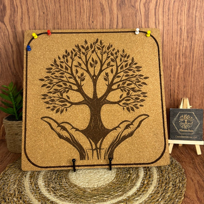 Tableau liège gravé – Arbre de Vie dans les mains 30x30