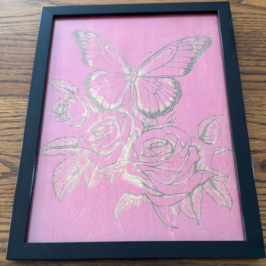 Tableau bois tilleul gravé laser – Roses et papillon – Cadre noir avec vitre