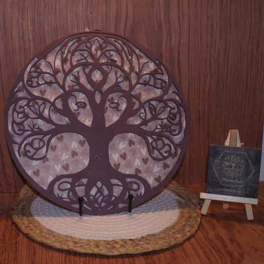 Décoration ronde 27 cm en bois de tilleul peint – Arbre de Vie violet et cœurs