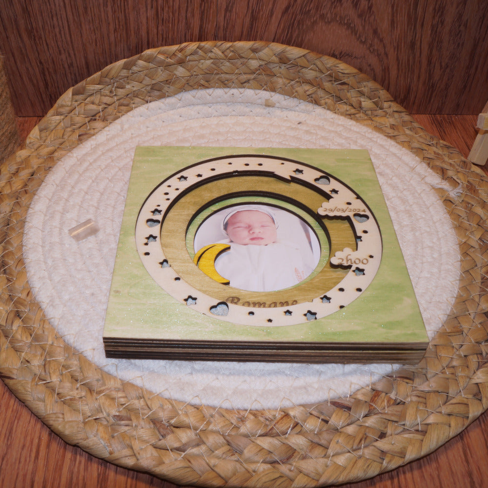 Cadre photo de naissance 3D en bois – Lune & étoiles personnalisé