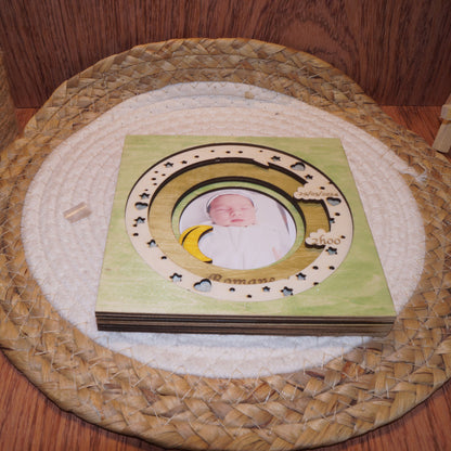 Cadre photo de naissance 3D en bois – Lune & étoiles personnalisé