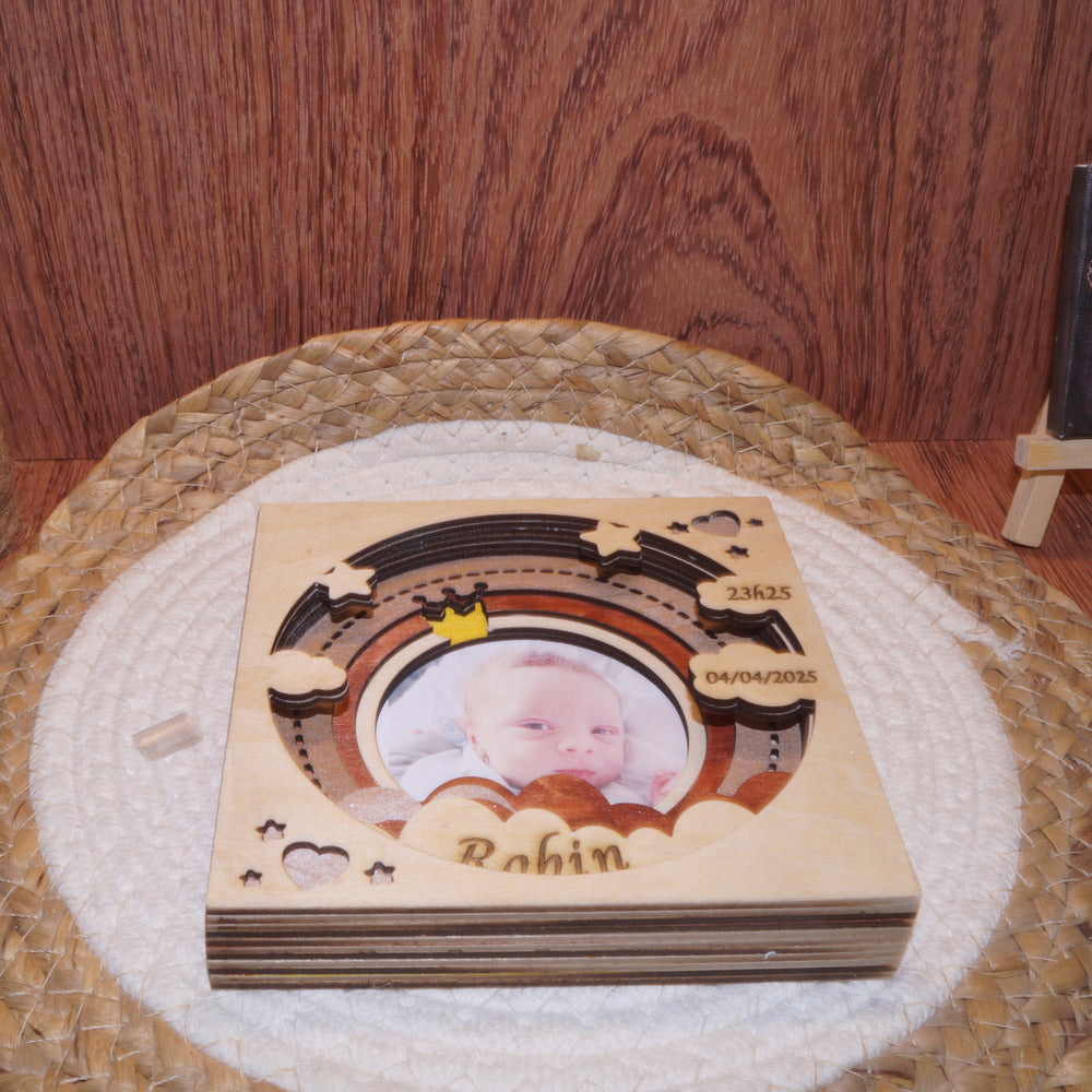 Cadre photo de naissance 3D en bois – Arc-en-ciel & couronne personnalisé